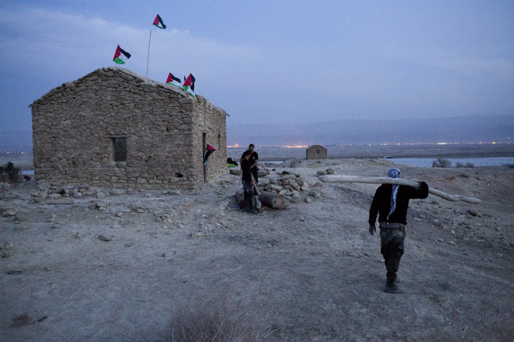 Des Palestiniens réparent un bâtiment à Ein Hijleh, village de protestation dans la vallée du Jourdain, en Cisjordanie, le 31 janvier 2014. 