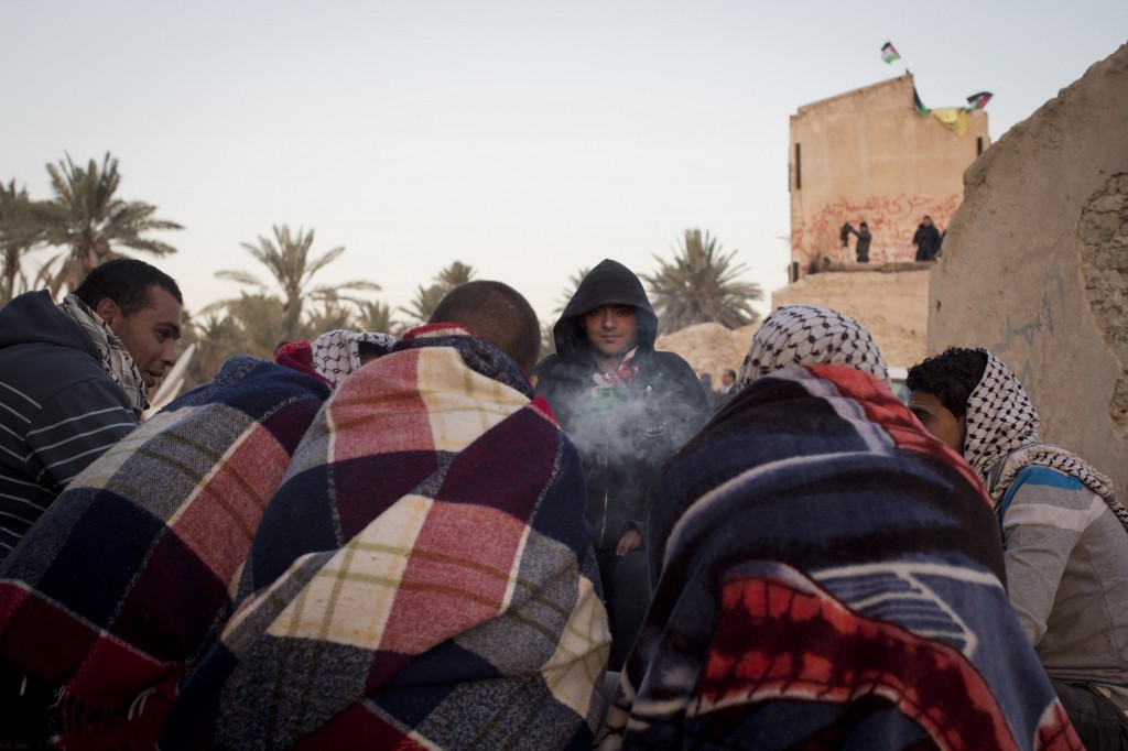 Des militants palestiniens autour du feu à Ein Hijleh.