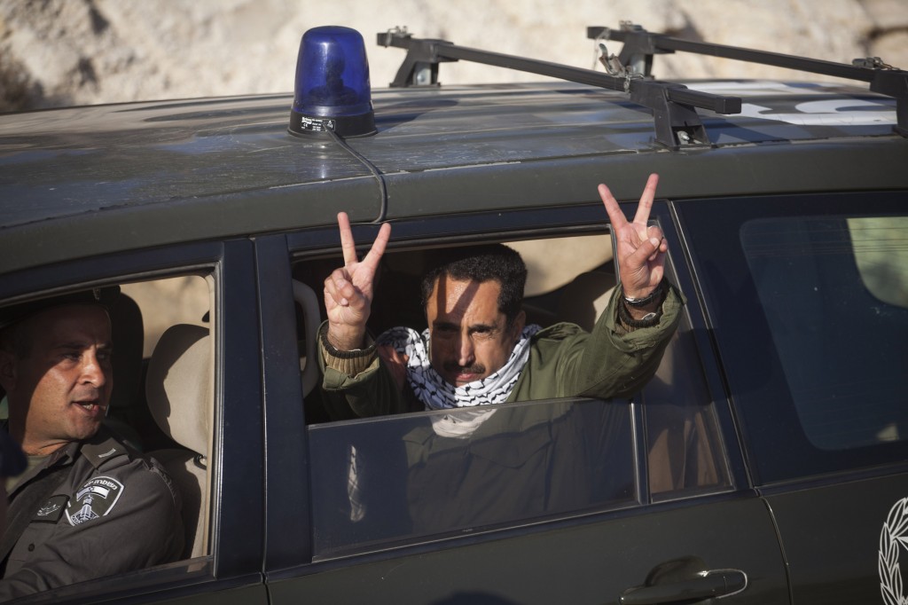 Un militant palestinien est arrêté par la police israélienne alors qu'il tentait de retourner au camp de Bab al-Shams dans la zone "E1", le 15 janvier 2013.