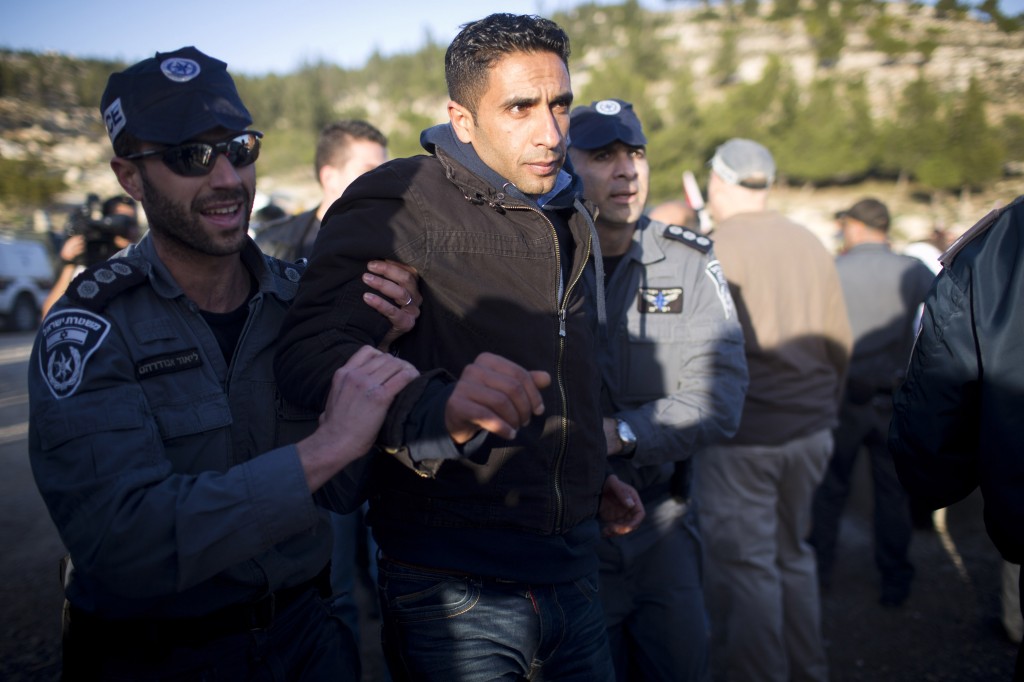 Les policiers israéliens arrêtent un militant tentant de retourner au camp de Babb al-Shams, le 15 janvier 2013.