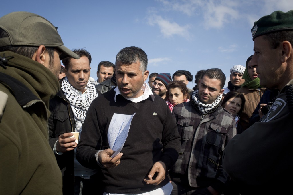 La police aux frontières avec un ordre d'évacuation du camp palestinien Bab al-Shams (La porte du soleil).
