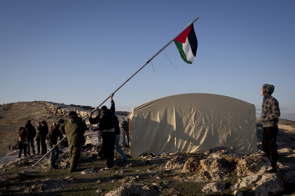 Des militants plantent le drapeau palestinien dans le camp Bab al-Shams.