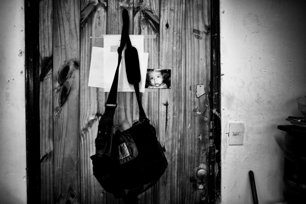 Tous les jours, comme un rituel, Luis accroche son sac sur la porte de l'atelier, à côté de la photo de son fils. Pour ne l'ôter qu'au moment de rentrer.