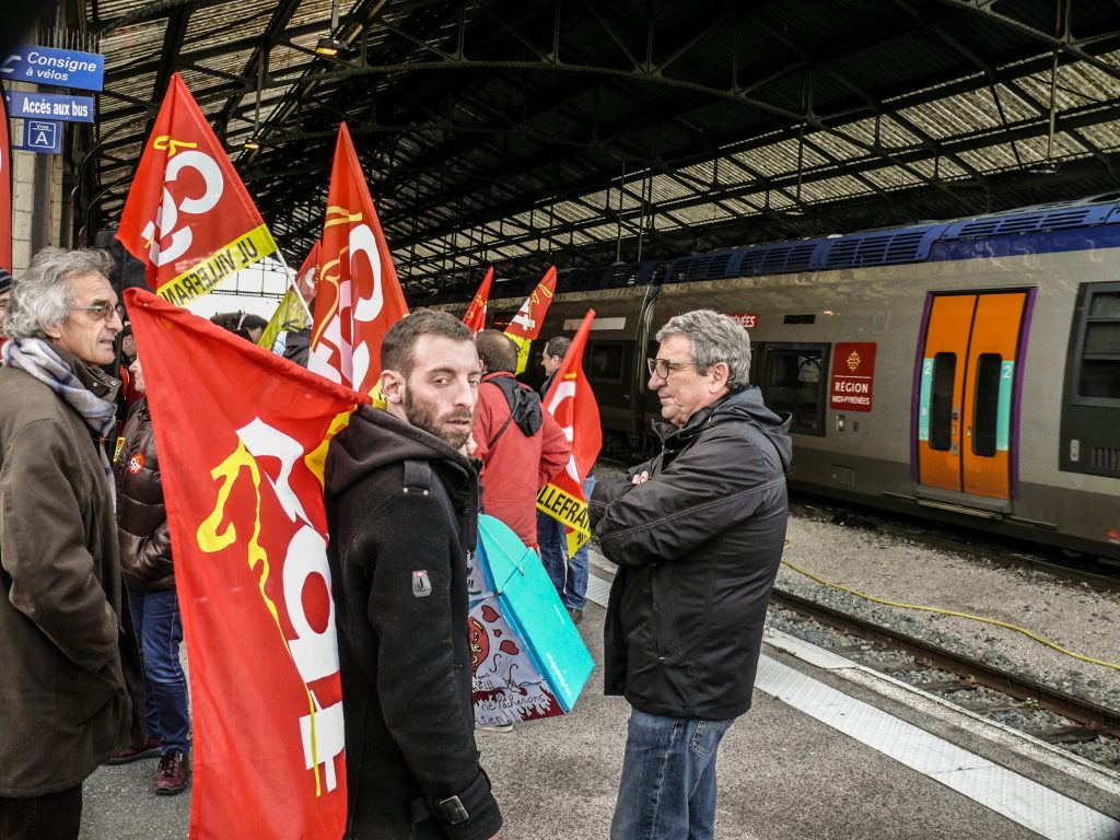 Les McDos en soutien à un rassemblement des cheminots de Rodez contre la fermeture du train de nuit Rodez-Paris – 9 décembre 2017