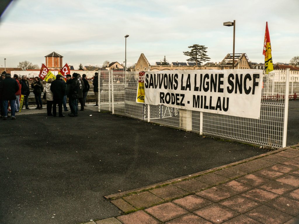 Les McDos en soutien à un rassemblement des cheminots de Rodez contre la fermeture du train de nuit Rodez-Paris – 9 décembre 2017