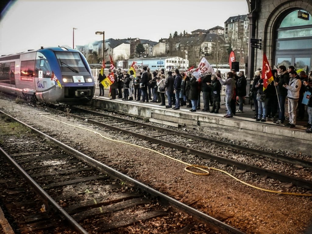 Les McDos en soutien à un rassemblement des cheminots de Rodez contre la fermeture du train de nuit Rodez-Paris – 9 décembre 2017