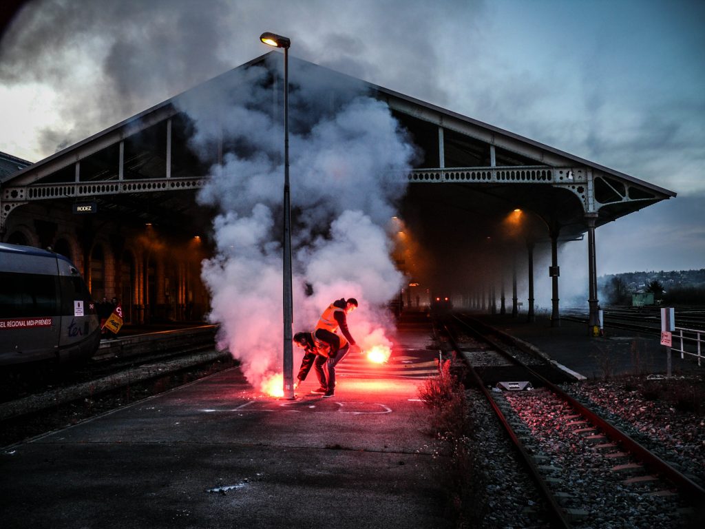 Les McDos en soutien à un rassemblement des cheminots de Rodez contre la fermeture du train de nuit Rodez-Paris – 9 décembre 2017